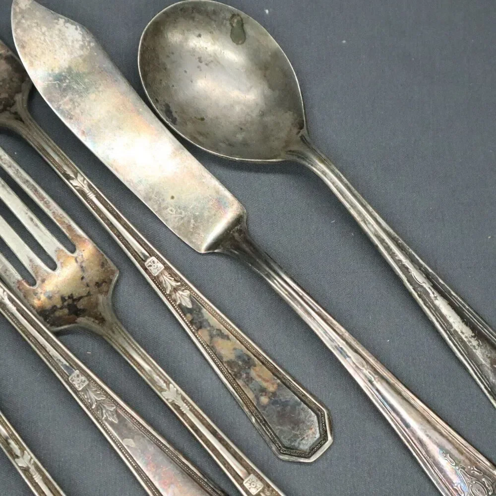 W M Rogers Flatware 12 piece set 4 spoons, 6 forks, butter knife and sugar spoon